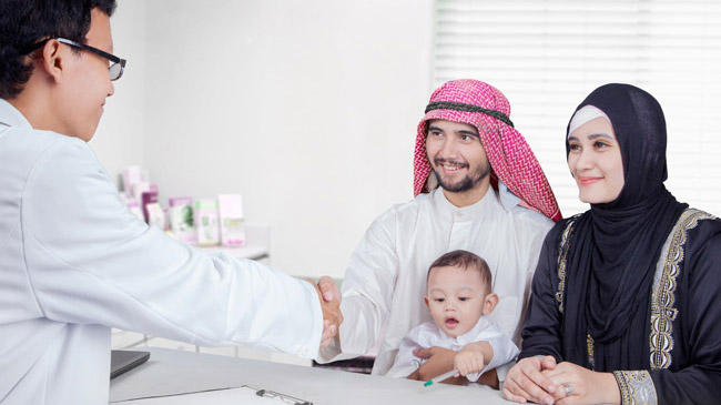 Familia de Medio Oriente reuniéndose con un médico